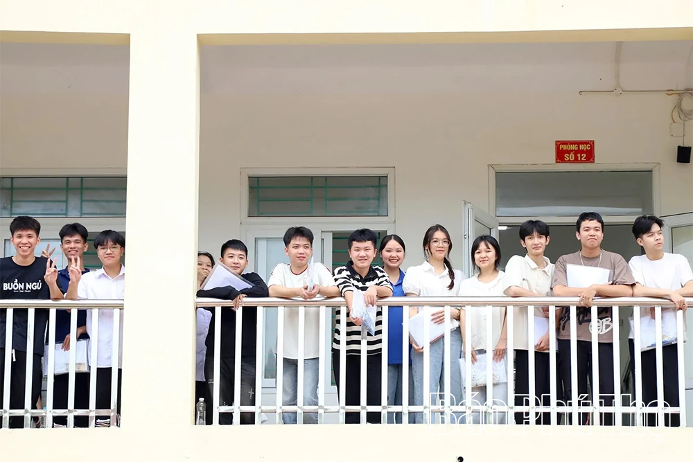315 thí sinh tại Hội đồng thi tốt nghiệp trường THPT Đà Bắc phấn khởi sau khi hoàn thành thi môn Toán