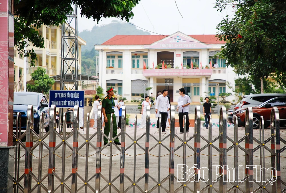 315 thí sinh tại Hội đồng thi tốt nghiệp trường THPT Đà Bắc phấn khởi sau khi hoàn thành thi môn Toán