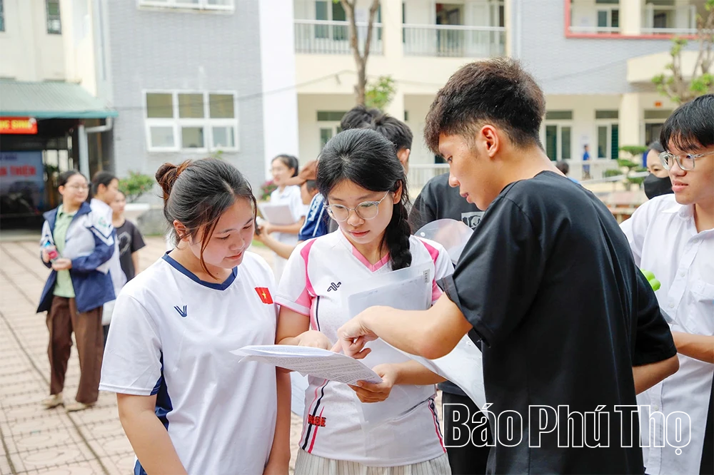 315 thí sinh tại Hội đồng thi tốt nghiệp trường THPT Đà Bắc phấn khởi sau khi hoàn thành thi môn Toán