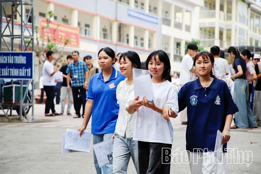 315 thí sinh tại Hội đồng thi tốt nghiệp trường THPT Đà Bắc phấn khởi sau khi hoàn thành thi môn Toán