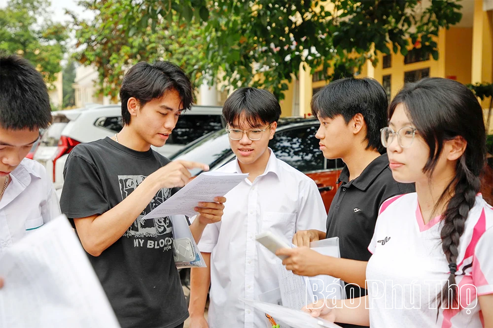 315 thí sinh tại Hội đồng thi tốt nghiệp trường THPT Đà Bắc phấn khởi sau khi hoàn thành thi môn Toán