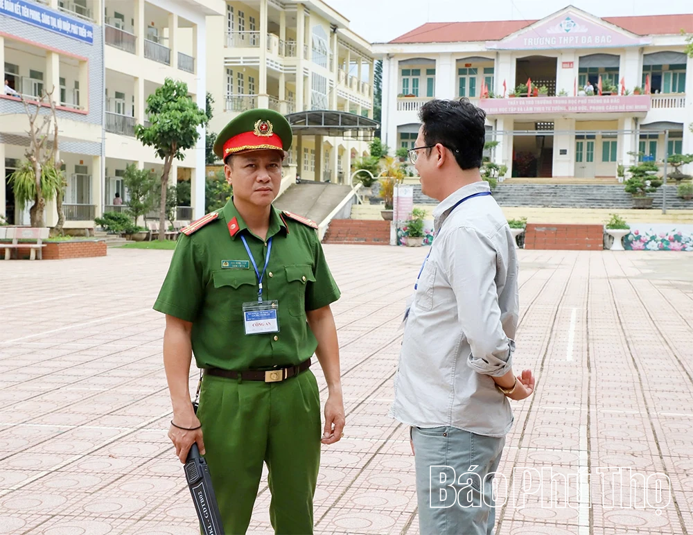 315 thí sinh tại Hội đồng thi tốt nghiệp trường THPT Đà Bắc phấn khởi sau khi hoàn thành thi môn Toán