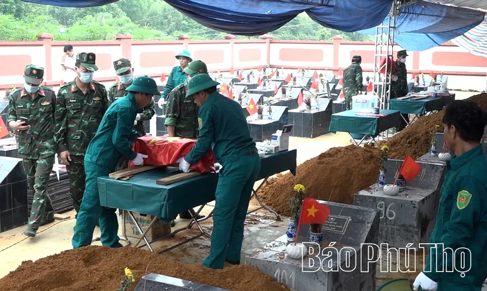 Xã Dân Chủ tổ chức lấy mẫu hài cốt liệt sĩ vô danh phục vụ gi ám định ADN