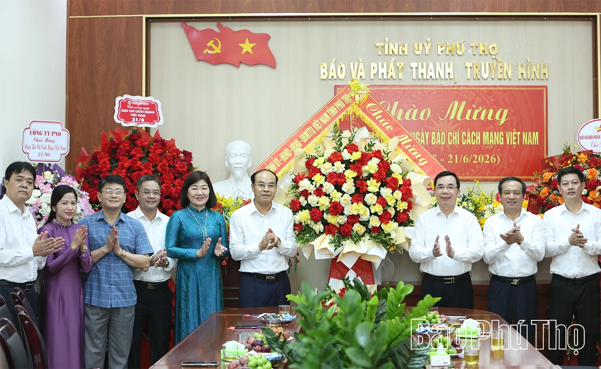Phó Bí thư Tỉnh ủy Bùi Huy Vĩnh chúc mừng Báo và phát thanh, truyền hình Phú Thọ nhân Ngày Báo chí cách mạng Việt Nam