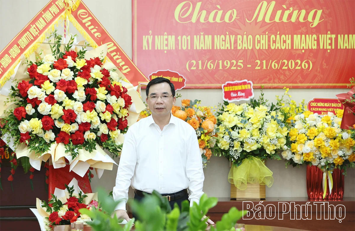 Phó Bí thư Tỉnh ủy Bùi Huy Vĩnh chúc mừng Báo và phát thanh, truyền hình Phú Thọ nhân Ngày Báo chí cách mạng Việt Nam