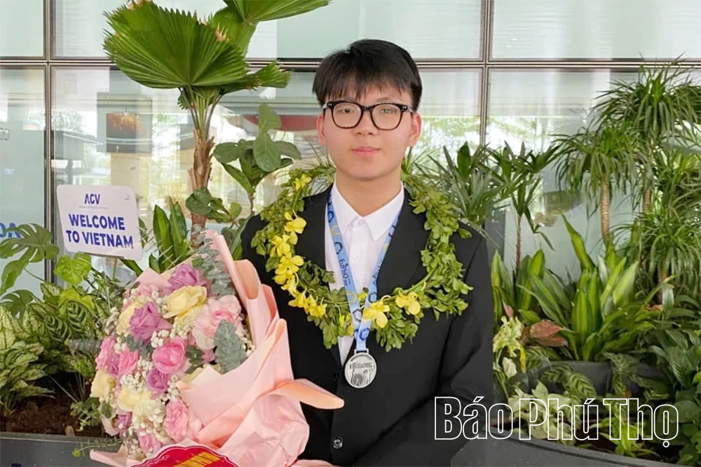 Đón học sinh đoạt Huy chương Bạc Olympic Vật lí Châu Âu