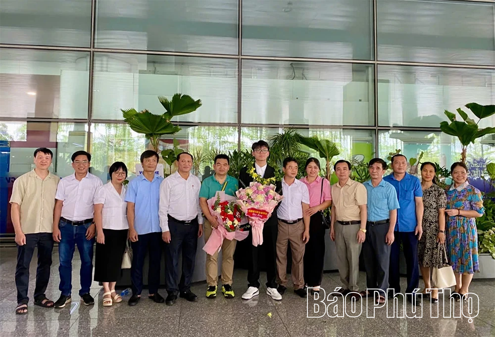 Đón học sinh đoạt Huy chương Bạc Olympic Vật lí Châu Âu
