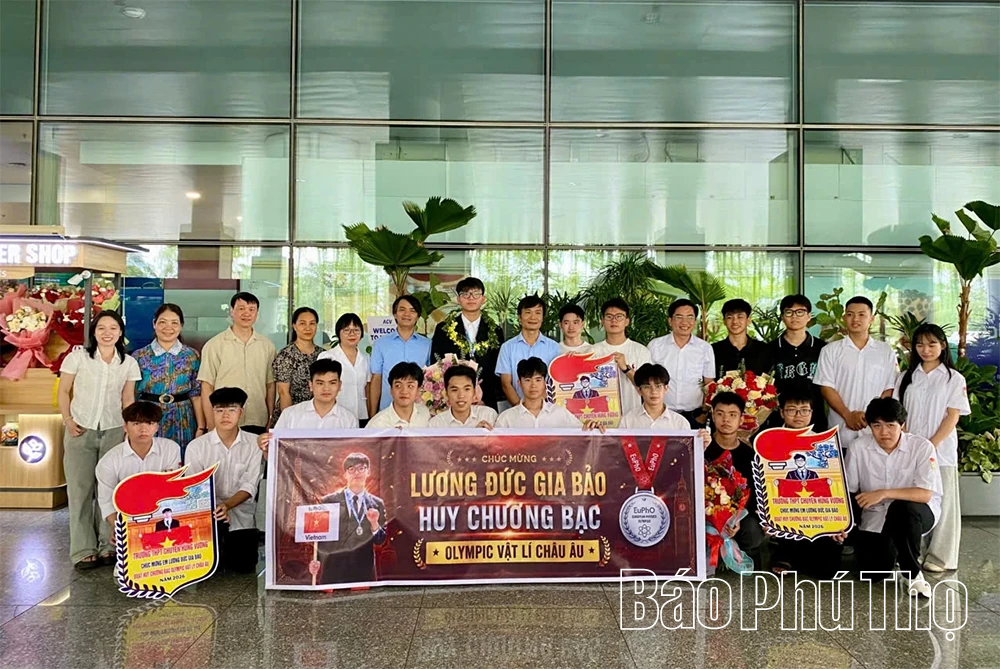 Đón học sinh đoạt Huy chương Bạc Olympic Vật lí Châu Âu