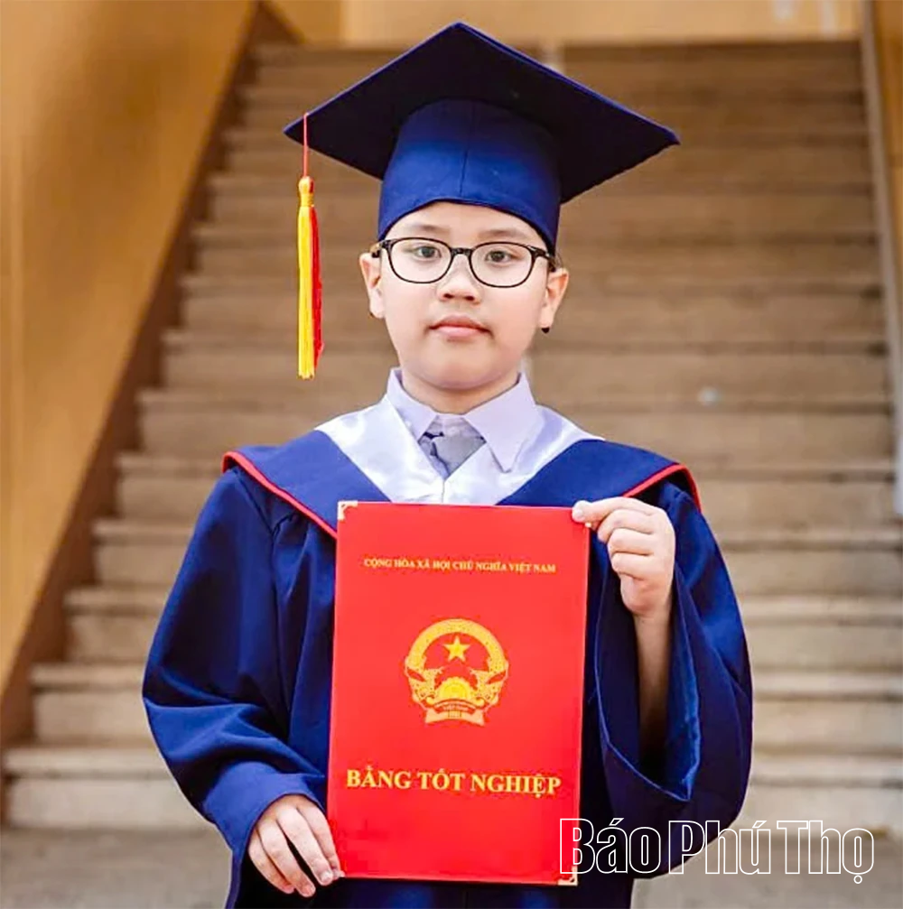 Trường Tiểu học Đinh Tiên Hoàng có 4 thủ khoa xuất sắc môn Tiếng Anh và môn Tiếng Việt