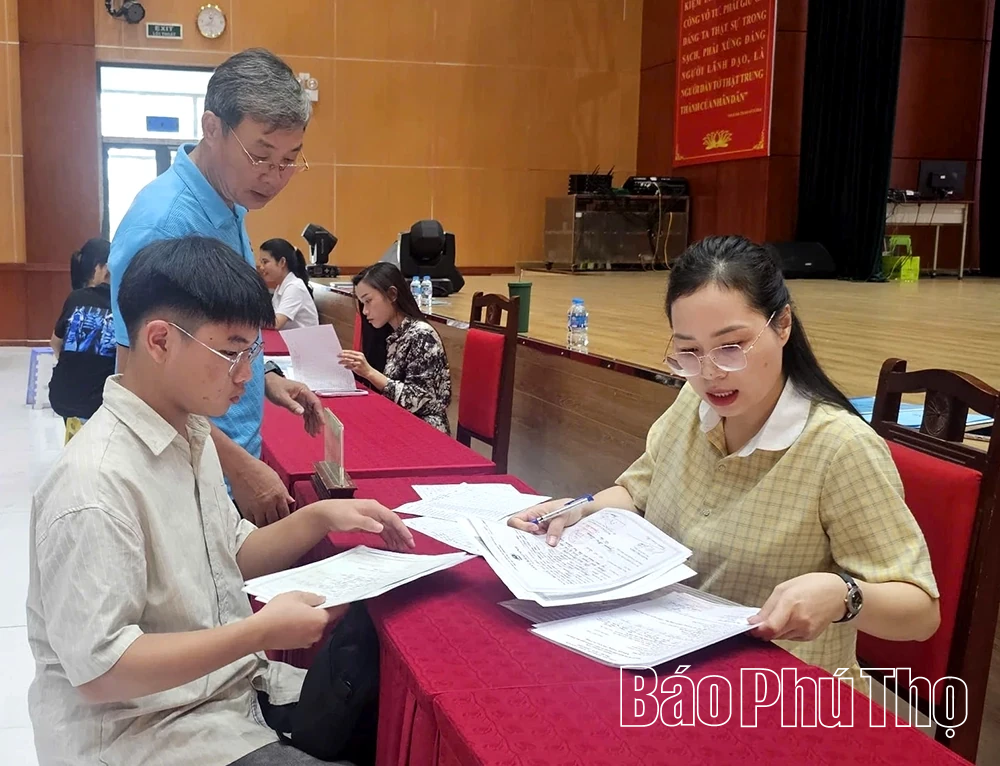 Các trường THPT chuyên thu hồ sơ học sinh trúng tuyển lớp 10 năm học 2026 - 2027