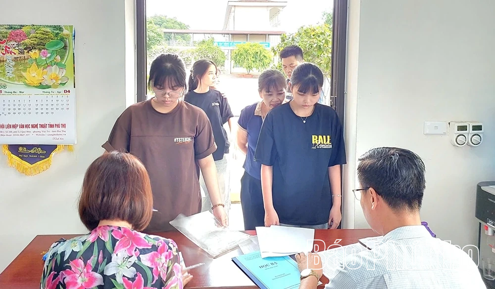 Các trường THPT thu hồ sơ học sinh đủ điểm trúng tuyển vào lớp 10 năm học 2026 - 2027