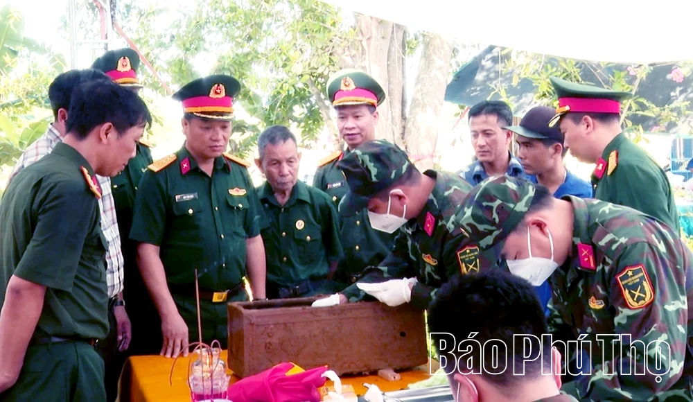 Lấy mẫu hài cốt liệt sĩ tại Nghĩa trang liệt sĩ Thanh Vân, xã Thanh Ba