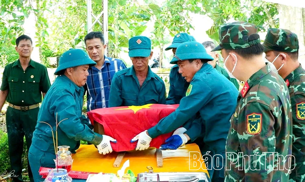 Lấy mẫu hài cốt liệt sĩ tại Nghĩa trang liệt sĩ Thanh Vân, xã Thanh Ba