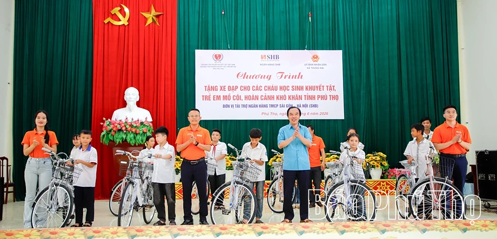 Trao tặng xe đạp cho học sinh có hoàn cảnh khó khăn tại xã Thung Nai