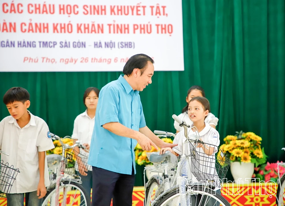 Trao tặng xe đạp cho học sinh có hoàn cảnh khó khăn tại xã Thung Nai