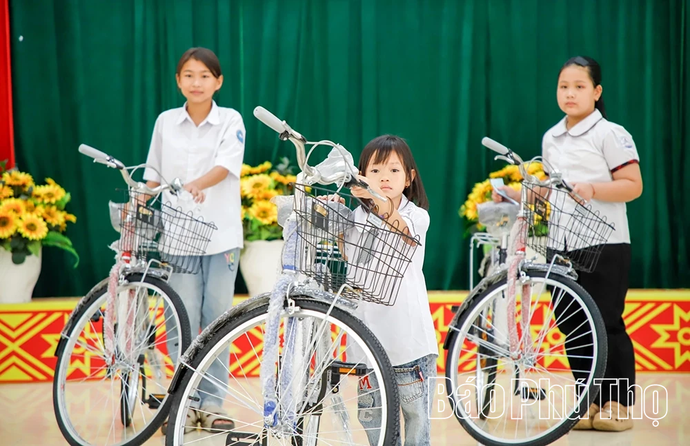 Trao tặng xe đạp cho học sinh có hoàn cảnh khó khăn tại xã Thung Nai