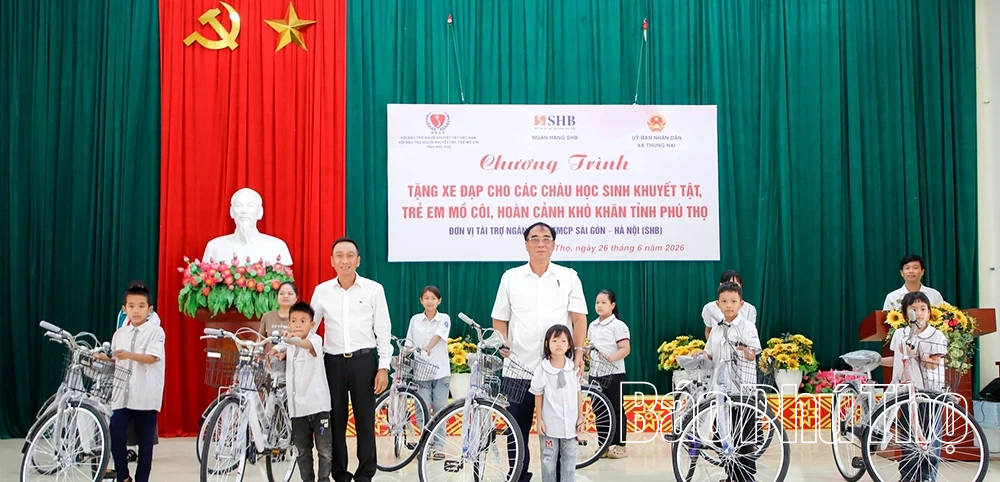 Trao tặng xe đạp cho học sinh có hoàn cảnh khó khăn tại xã Thung Nai