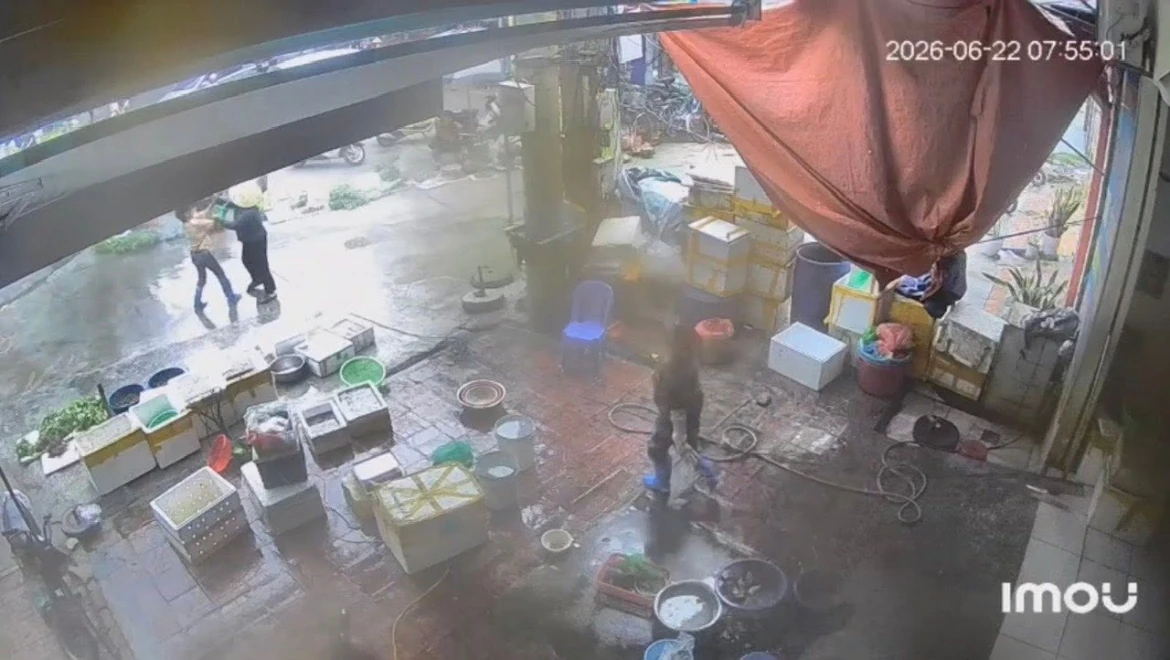 Khởi tố người phụ nữ dùng vòi rửa xe áp lực cao xịt vào mặt người bán rau