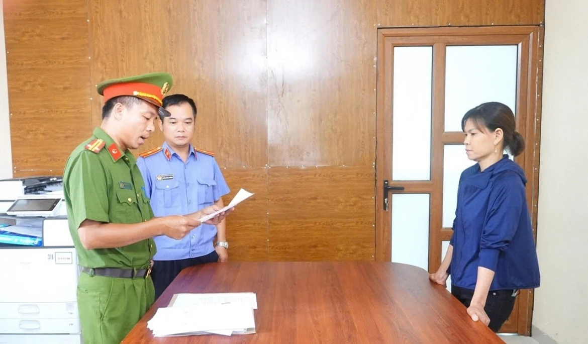 Khởi tố người phụ nữ dùng vòi rửa xe áp lực cao xịt vào mặt người bán rau