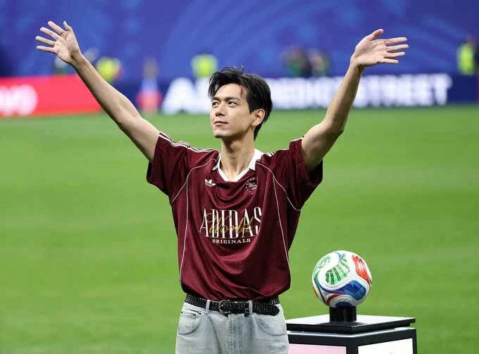 Tài tử Lý Hiện gây sốt trên sân bóng World Cup