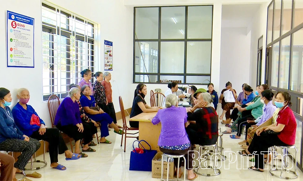 Tổ chức khám mắt miễn phí cho người dân xã Bình Phú