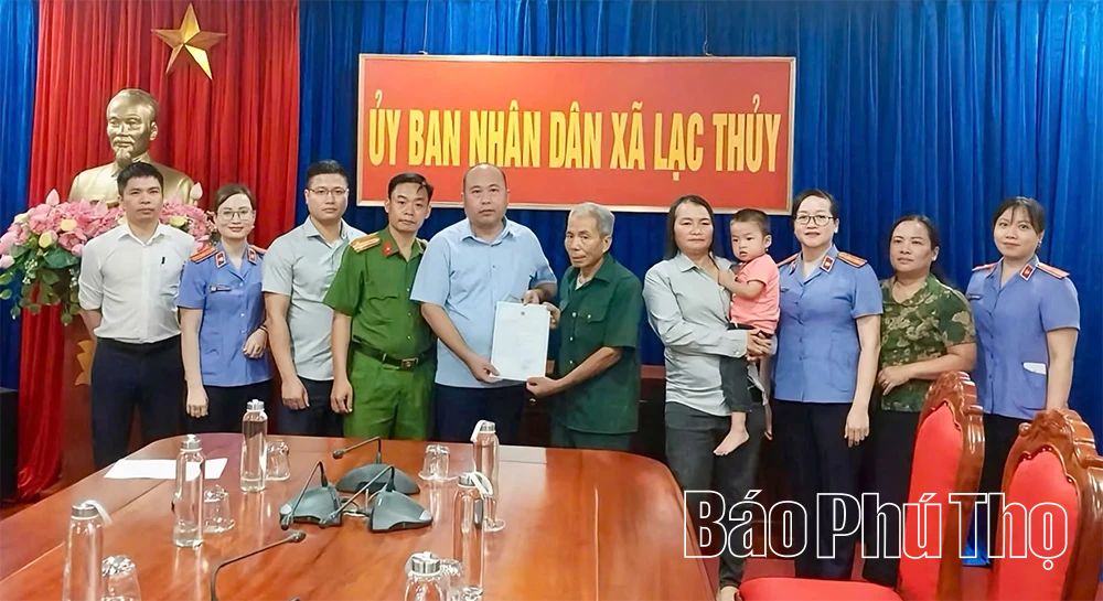 Kịp thời xác minh, kiến nghị và phối hợp trao giấy khai sinh cho trẻ em thuộc nhóm dễ bị tổn thương