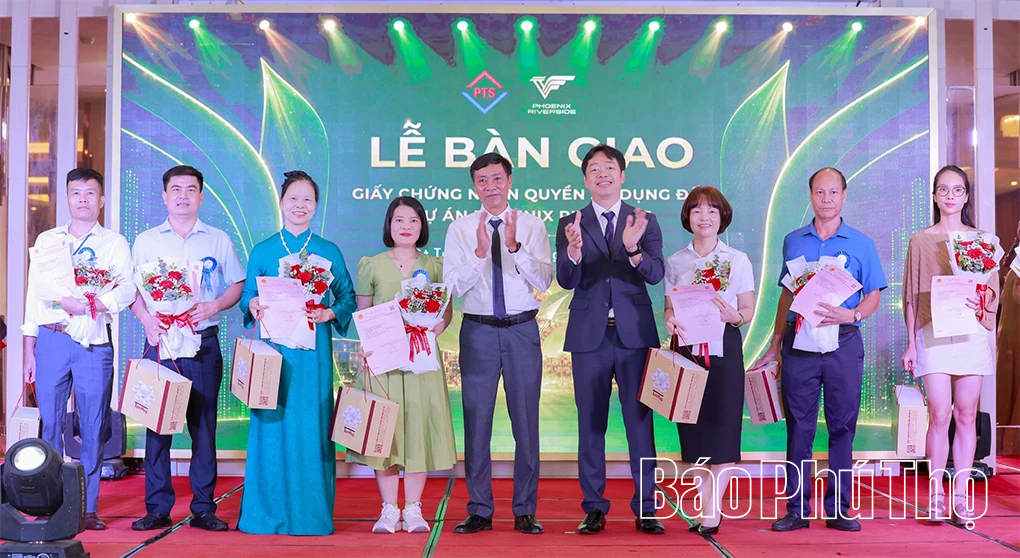 Lễ bàn giao giấy chứng nhận quyền sử dụng đất dự án Phoenix Riverside