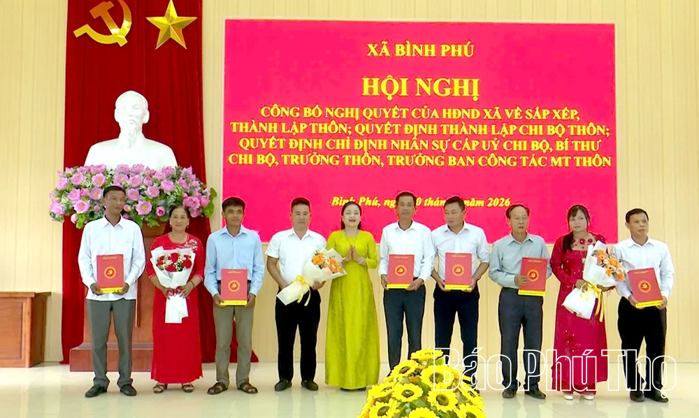 Xã Bình Phú công bố các nghị quyết, quyết định về thành lập thôn và kiện toàn nhân sự sau sắp xếp