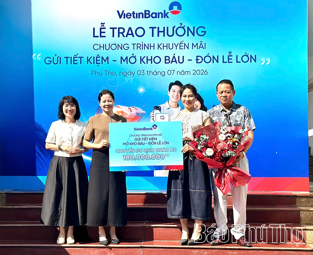 Khách hàng Phú Thọ trúng giải tour du lịch châu Âu 180 triệu đồng từ VietinBank
