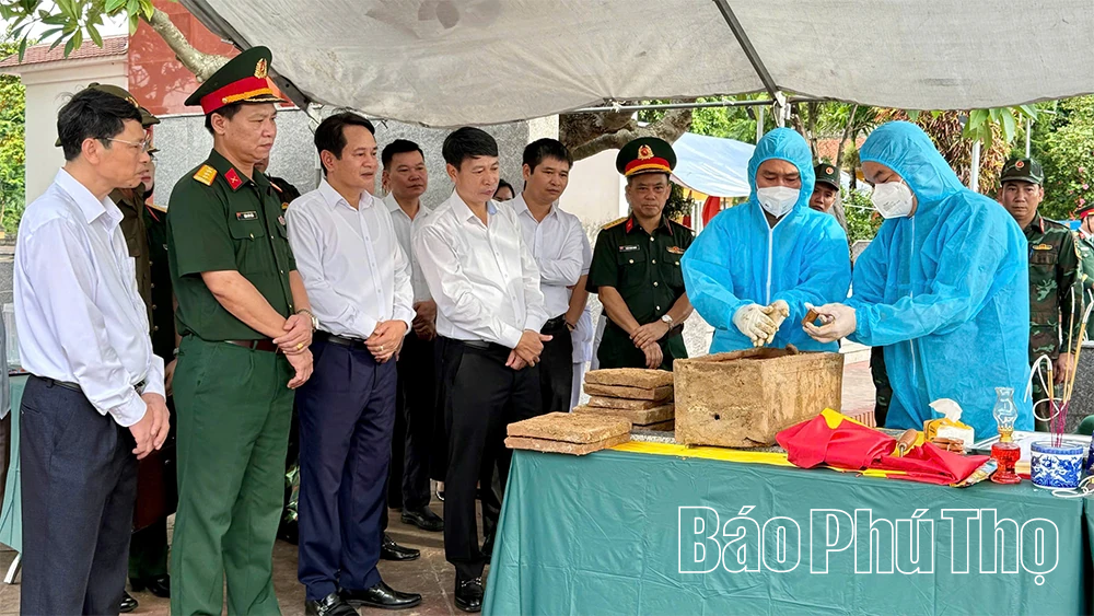 Phó Chủ tịch UBND tỉnh Nguyễn Khắc Hiếu kiểm tra công tác lấy mẫu ADN hài cốt liệt sĩ tại xã Tề Lỗ