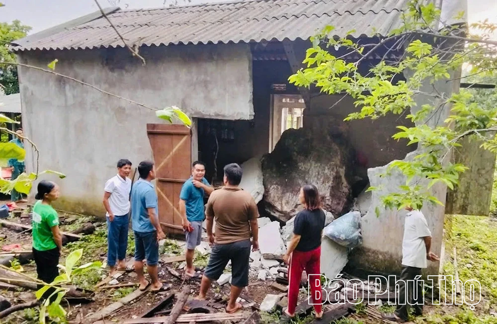Đá lăn làm sập tường nhà một hộ dân xã Mường Bi