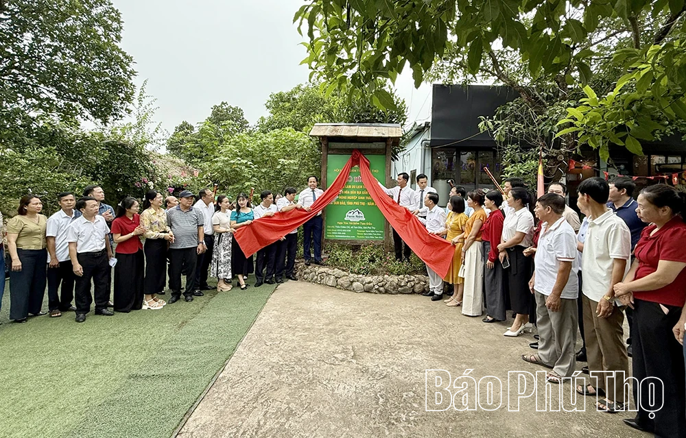 Gắn biển mô hình điểm Nông dân làm du lịch văn hóa bản địa gắn với nông nghiệp sinh thái