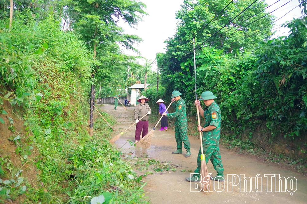 Bộ đội Biên phòng chung tay vệ sinh môi trường, chỉnh trang đường giao thông nông thôn