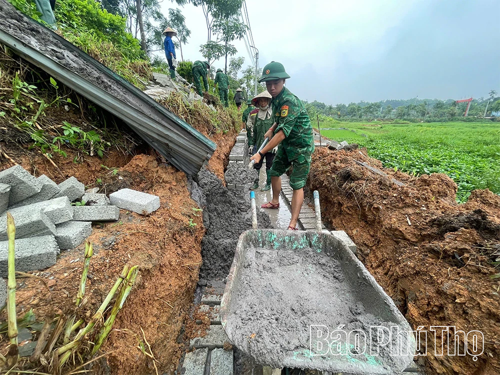 Bộ đội Biên phòng chung tay vệ sinh môi trường, chỉnh trang đường giao thông nông thôn