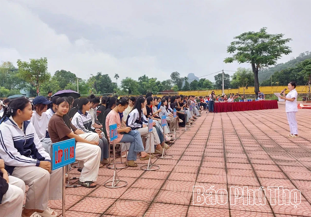 Trên 700 cán bộ, học sinh được trải nghiệm, thực hành kỹ năng chữa cháy và cứu nạn