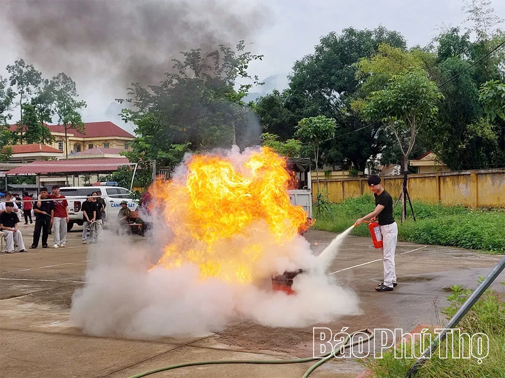 Trên 700 cán bộ, học sinh được trải nghiệm, thực hành kỹ năng chữa cháy và cứu nạn