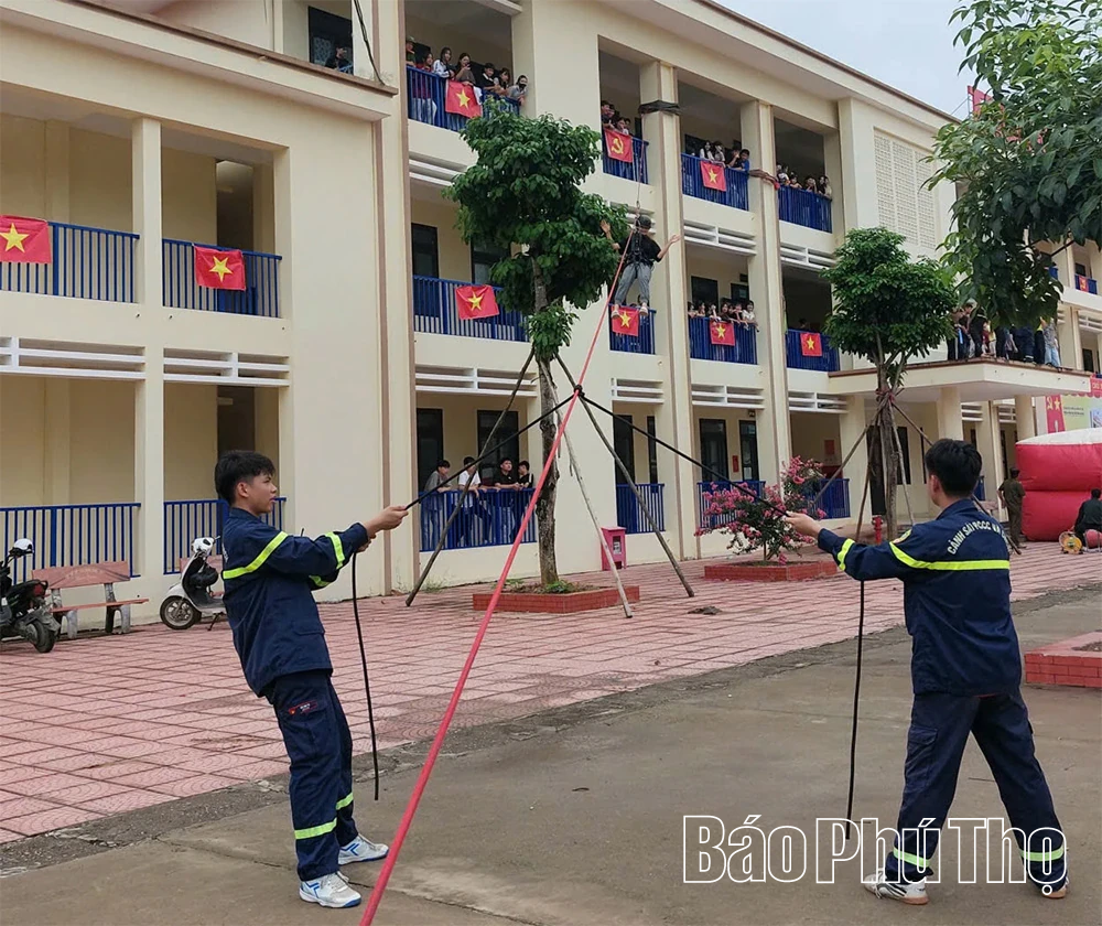 Trên 700 cán bộ, học sinh được trải nghiệm, thực hành kỹ năng chữa cháy và cứu nạn