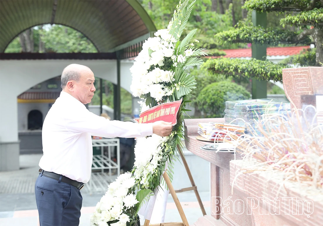Đoàn đại biểu tỉnh Phú Thọ dâng hương tại Khu di tích Ngã ba Đồng Lộc