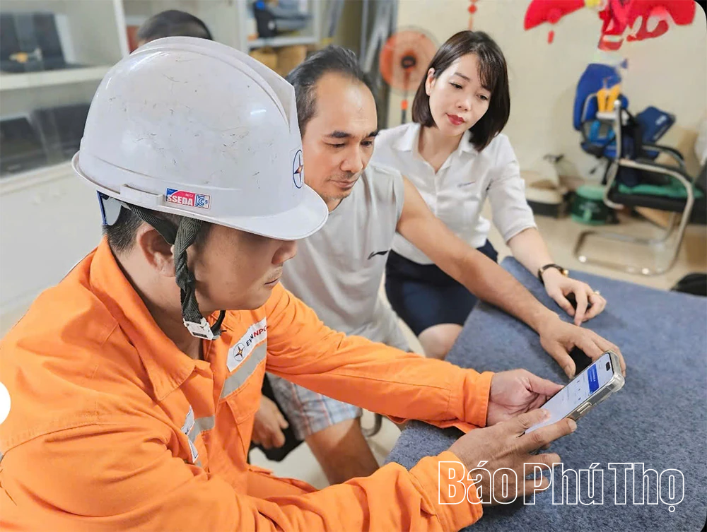 Điện lực Thanh Sơn tuyên truyền và hướng dẫn khách hàng sử dụng App EVN CSKH