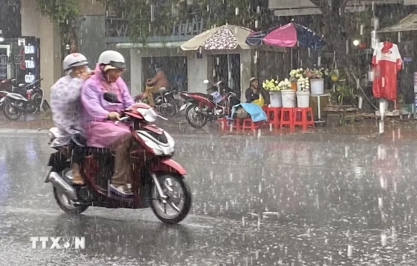 Thời tiết ngày 10/7: Bắc Bộ mưa dông, Trung Bộ nắng nóng