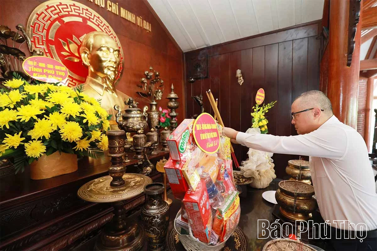 Đoàn đại biểu tỉnh Phú Thọ dâng hương tri ân các anh hùng liệt sĩ tại Quảng Trị