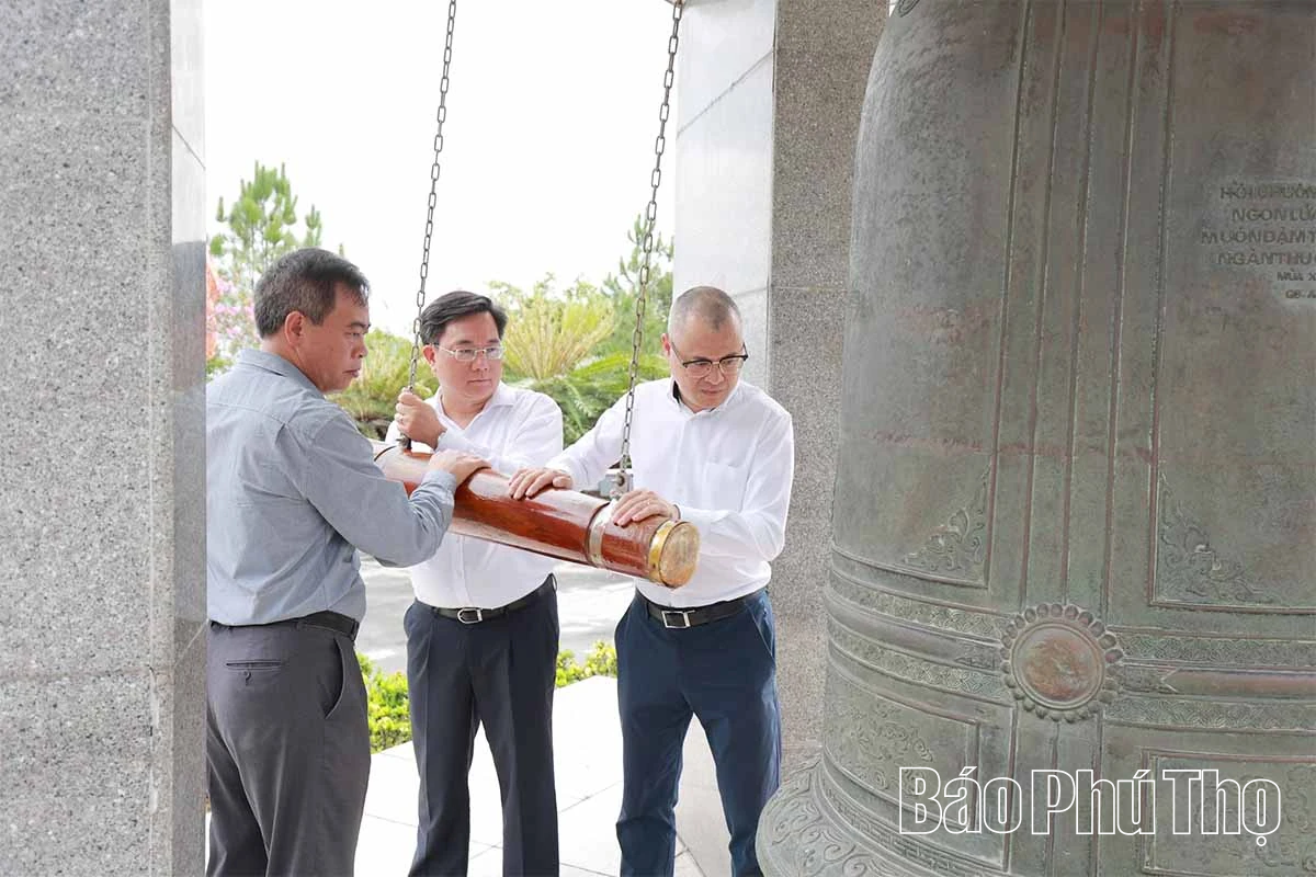 Đoàn đại biểu tỉnh Phú Thọ dâng hương tri ân các anh hùng liệt sĩ tại Quảng Trị