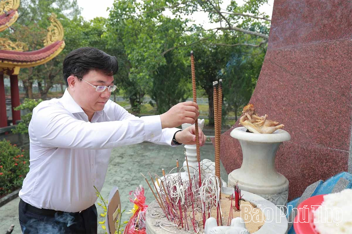 Đoàn đại biểu tỉnh Phú Thọ dâng hương tri ân các anh hùng liệt sĩ tại Quảng Trị