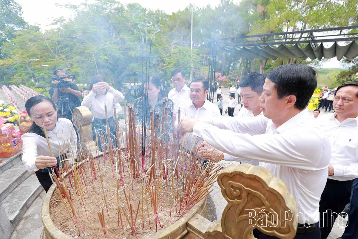 Đoàn đại biểu tỉnh Phú Thọ dâng hương tri ân các anh hùng liệt sĩ tại Quảng Trị