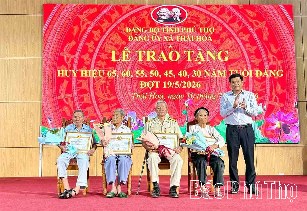 Đảng ủy xã Thái Hòa triển khai nhiệm vụ 6 tháng cuối năm và trao Huy hiệu Đảng cho 29 đảng viên