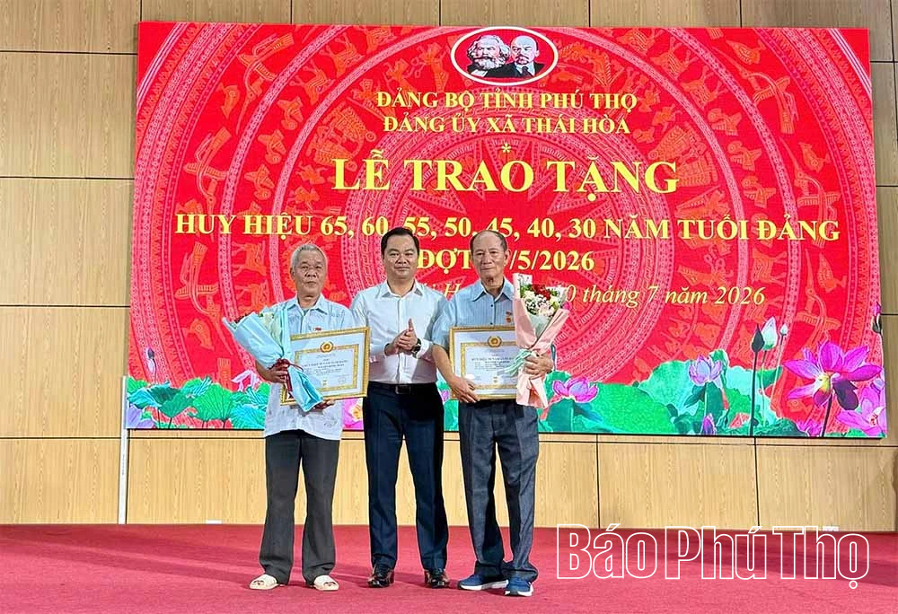 Đảng ủy xã Thái Hòa triển khai nhiệm vụ 6 tháng cuối năm và trao Huy hiệu Đảng cho 29 đảng viên