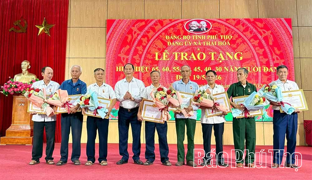 Đảng ủy xã Thái Hòa triển khai nhiệm vụ 6 tháng cuối năm và trao Huy hiệu Đảng cho 29 đảng viên