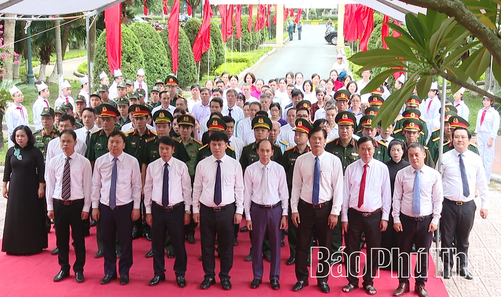 Dâng hương tưởng niệm, lấy mẫu hài cốt liệt sĩ&nbsp;chưa xác định được thông tin&nbsp;tại phường Vĩnh Phúc
