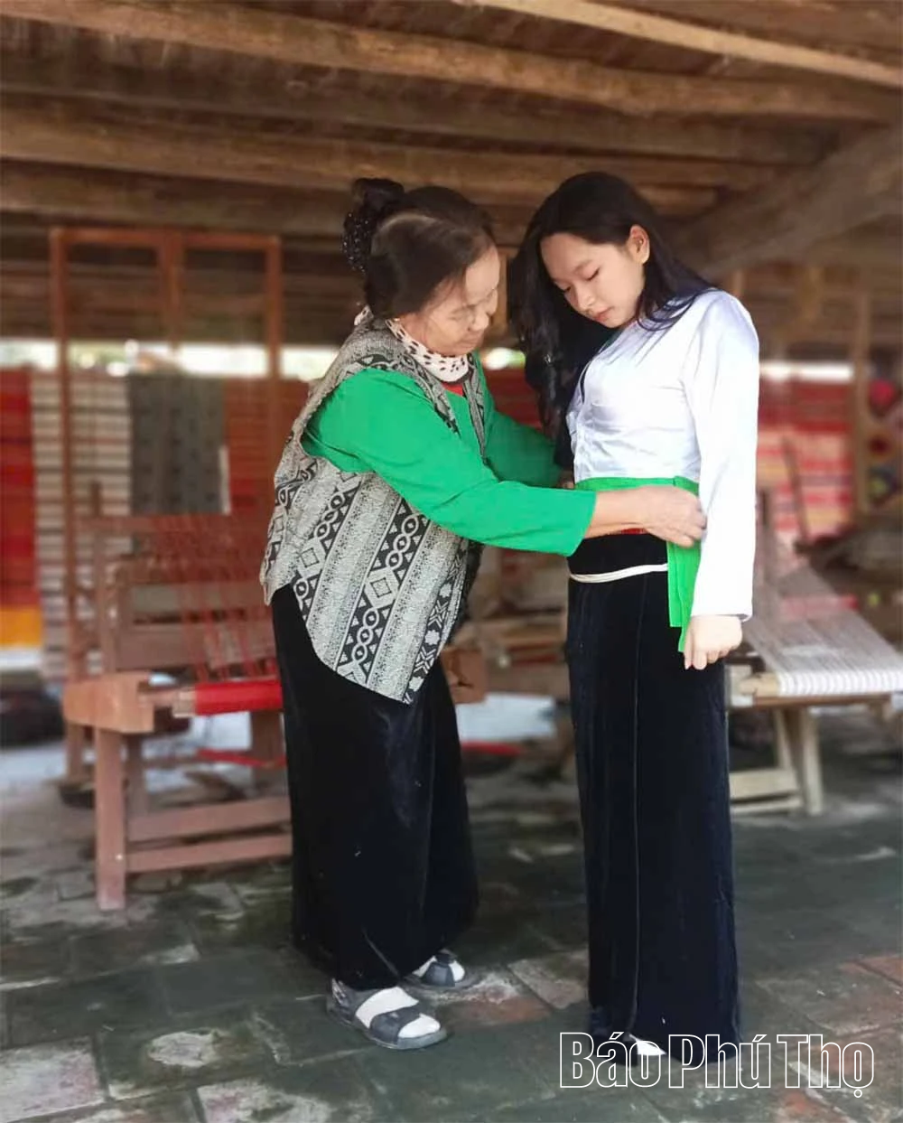 https://c.dhcn.vn/img/desktop/d-baophutho.vn/news/2628/204d1143803t11000l1-204d1143801t1105.webp?r=54