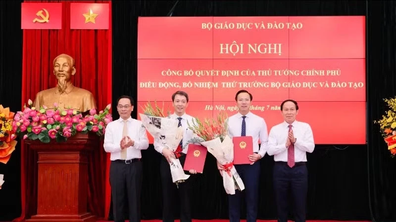 Công bố quyết định của Thủ tướng Chính phủ điều động, bổ nhiệm hai Thứ trưởng Giáo dục và Đào tạo